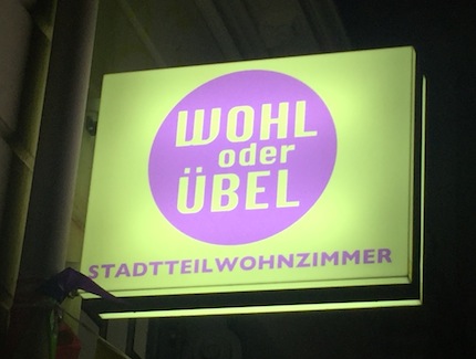 Leuchtschild am WOHL ODER ÜBEL Stadtteilwohnzimmer in St. Pauli
